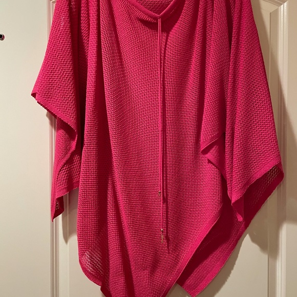 St. John Poncho - Picture 2 of 3